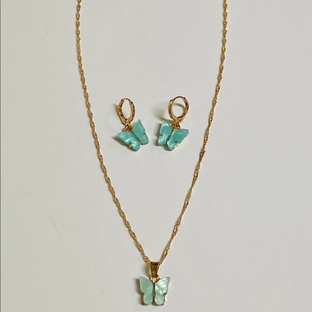 🔥3/$25🔥3 Piece Butterfly Charm Necklace Set - Picture 3 of 6